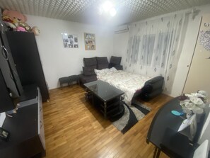 2 soverom, skrivebord, strykejern/-brett og wi-fi (inkludert)