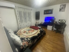 2 bedrooms, desk, iron/ironing board, free WiFi