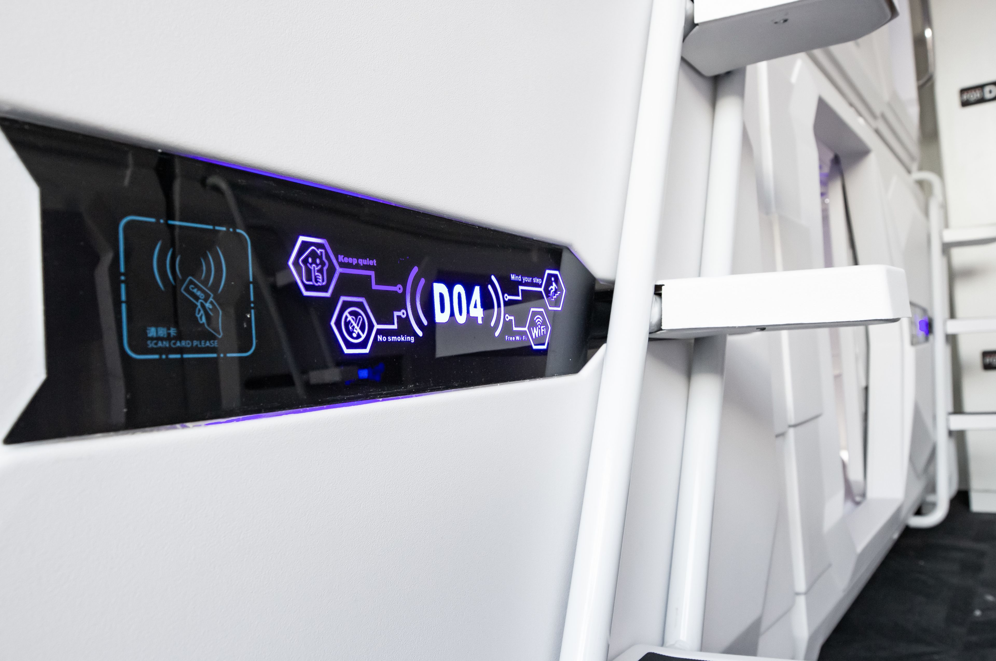 Interieur van een voertuig met een digitaal display dat een Wi-Fi verbinding, een rookverbod en een symbool voor gratis Wi-Fi aangeeft.