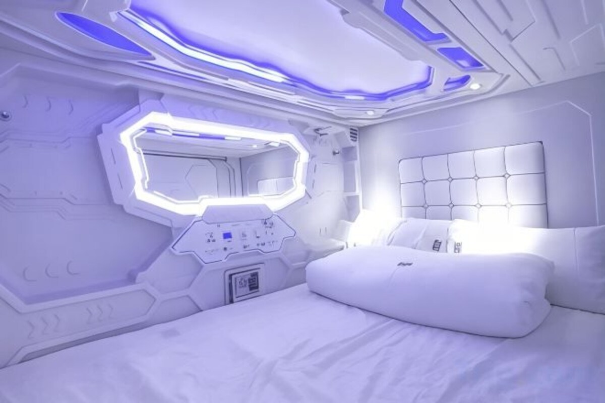 Premium bedding, laptop workspace, WiFi (free), bed sheets