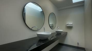 Shower, pengering rambut, dan handuk