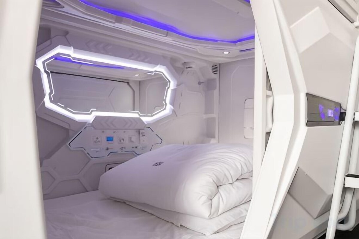 Premium bedding, laptop workspace, WiFi (free), bed sheets