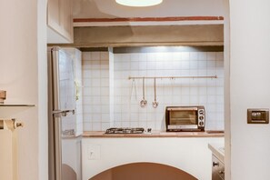 Een koelkast, een microgolfoven, een oven, een kookplaat