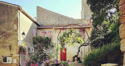 Secluded, Exclusive spacious villa with private heated pool, full air-con, Wi-Fi