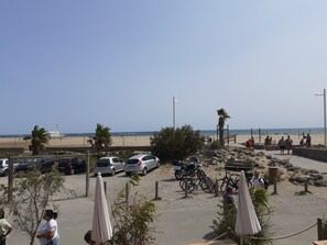 Chaises longues, serviettes de plage