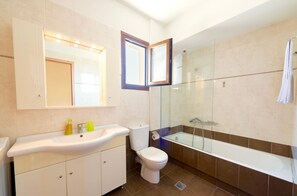 Combined shower/bathtub, hair dryer, towels - Stunning beachfront villa with 6 bedrooms, private pool and beautiful interiors (Rethimno)