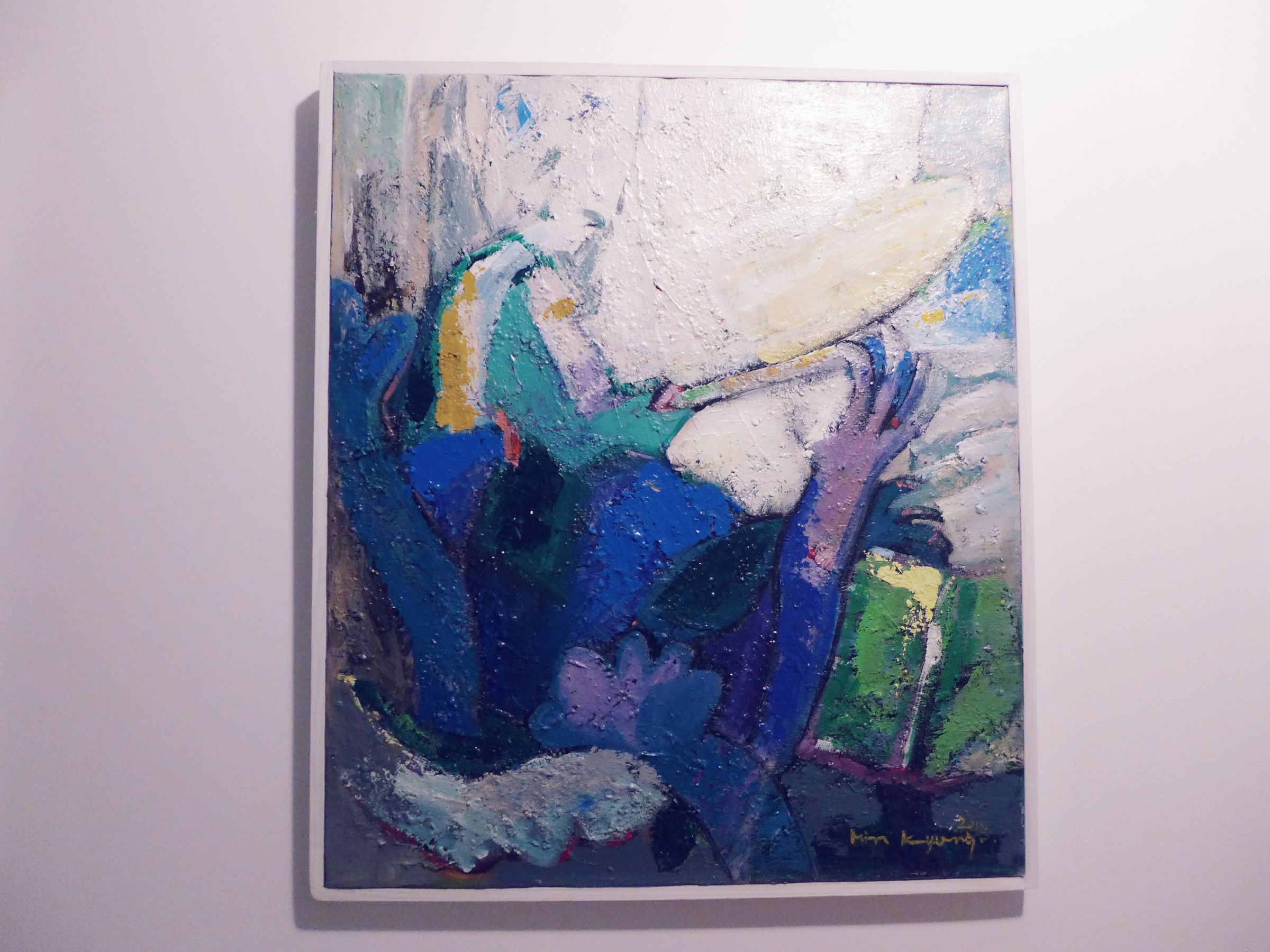 Uma pintura com formas e cores abstratas.