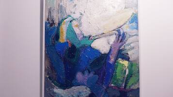 Uma pintura com formas e cores abstratas.