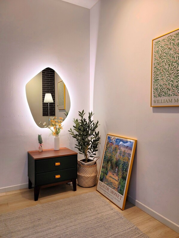 Monet | Soundproofing, free WiFi, bed sheets - Gallery Family Hotel (Mokpo)