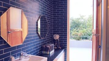 Picasso | Bathroom | Shower, free toiletries, hair dryer, towels