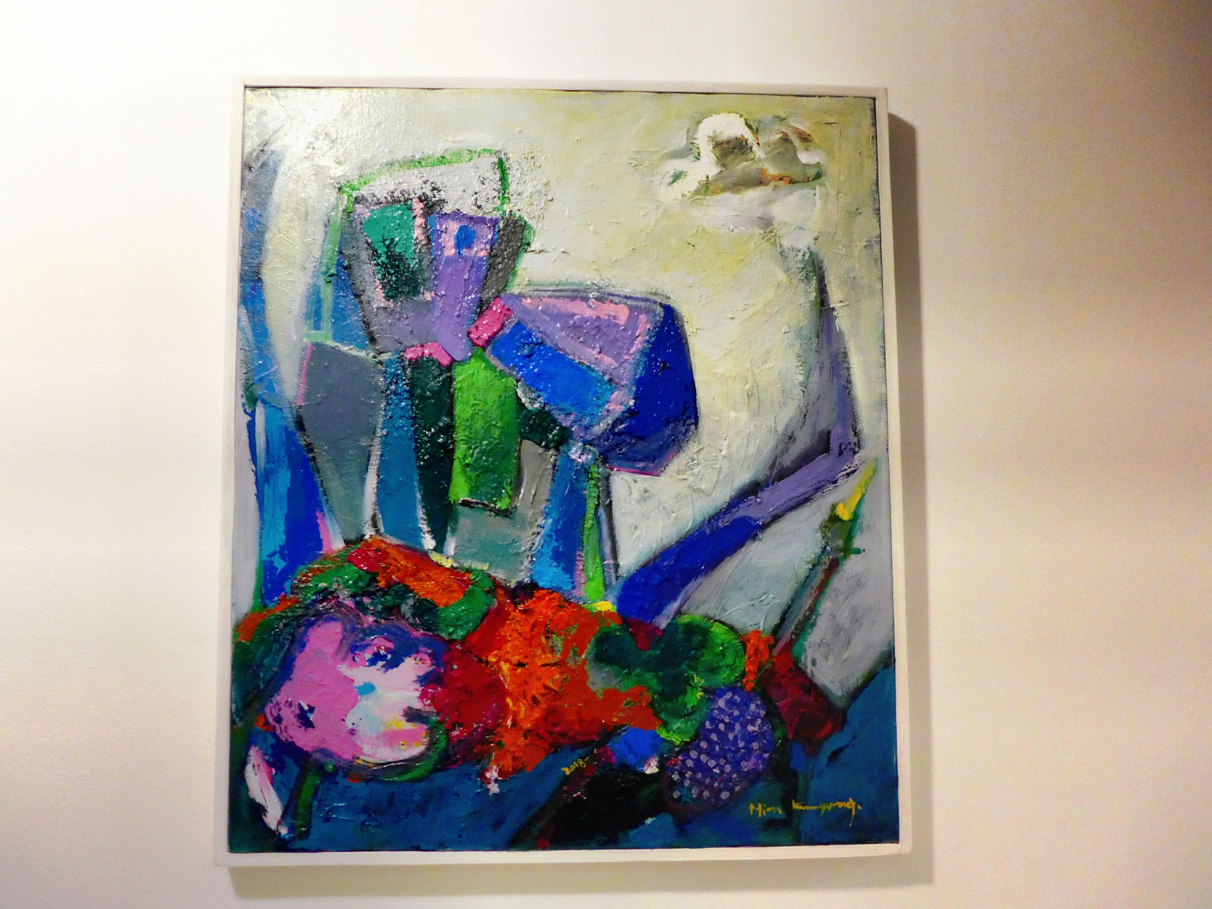 Una pintura con formas abstractas y colores vibrantes.