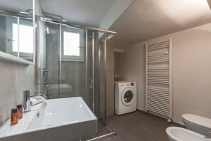 Dusche, Haartrockner, Handtücher