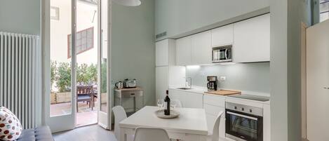 Refrigerador, microondas, horno, placa de cocina