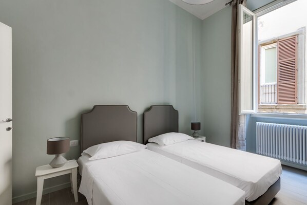 2 bedrooms, desk, iron/ironing board, WiFi