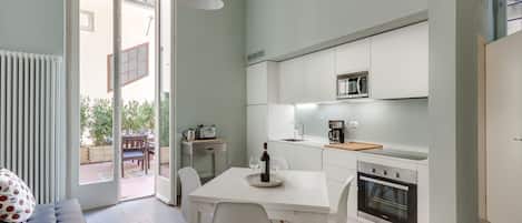Frigorifero, microonde, forno, piano cottura