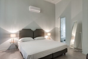 2 bedrooms, desk, iron/ironing board, WiFi