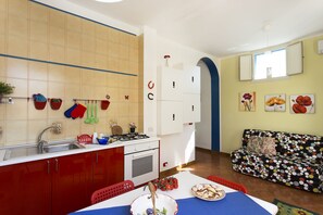 Frigorifero, microonde, forno, piano cottura