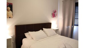 1 dormitorio, tabla de planchar con plancha, wifi y ropa de cama