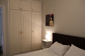 1 slaapkamer, een strijkplank/strijkijzer, wifi, beddengoed