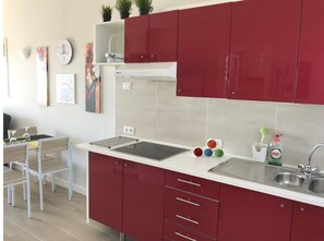 Een koelkast, een microgolfoven, een oven, een kookplaat