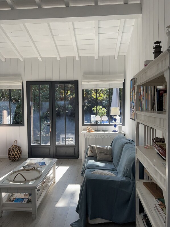 Smart TV, DVD player, books, video library - Cap Ferret, charm of a wooden cabin and comfort of a recent realization. (Lège-Cap-Ferret)