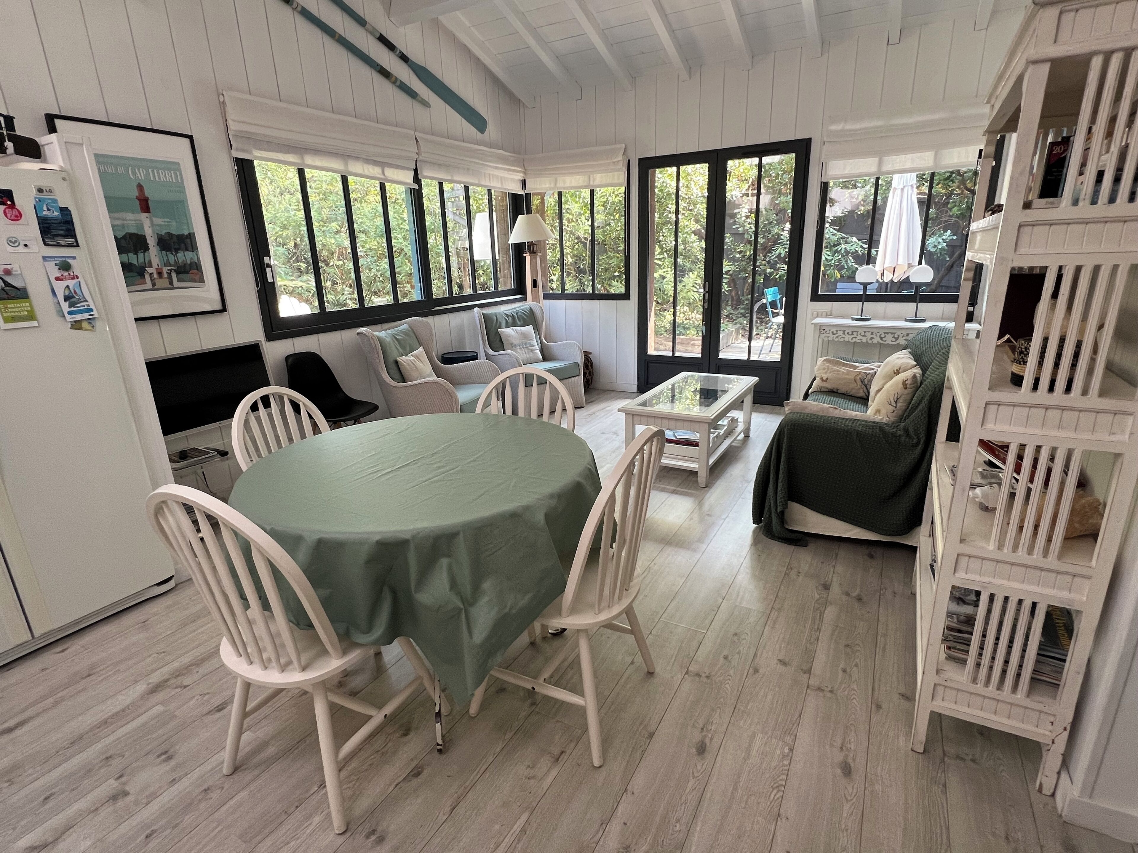 Smart TV, reproductor de DVD, libros y videoteca 