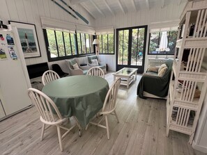 Smart TV, DVD player, books, video library - Cap Ferret, charm of a wooden cabin and comfort of a recent realization. (Lège-Cap-Ferret)