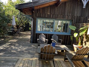 Outdoor dining - Cap Ferret, charm of a wooden cabin and comfort of a recent realization. (Lège-Cap-Ferret)