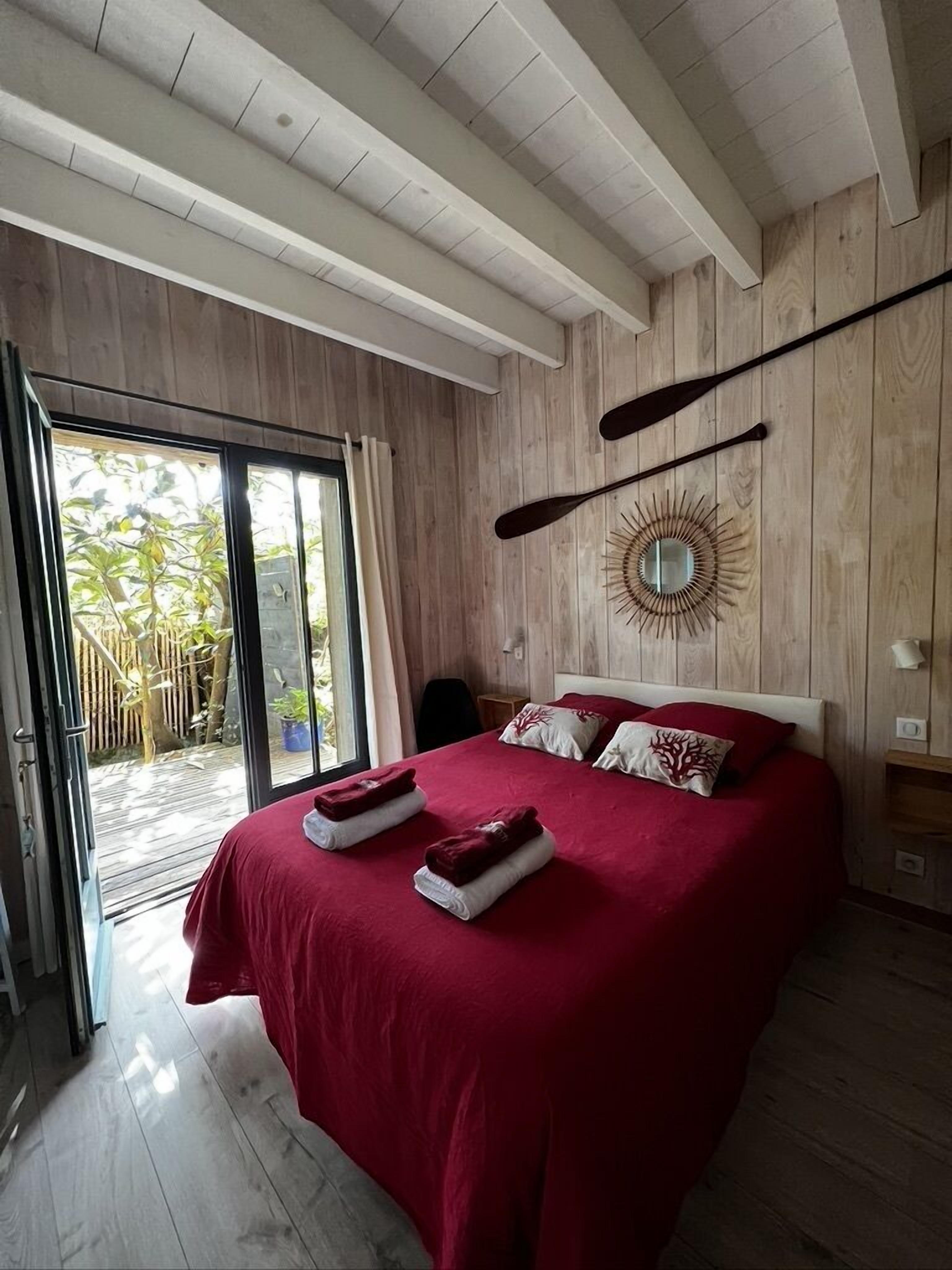 2 habitaciones, tabla de planchar con plancha y cuna de viaje 