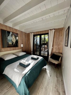 2 bedrooms, iron/ironing board, travel cot, free WiFi