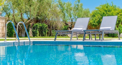 Geräumige Villa mit 5 Schlafzimmern und privatem Pool in der Nähe von Alykes