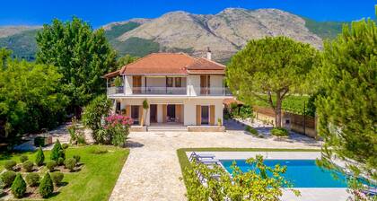 Geräumige Villa mit 5 Schlafzimmern und privatem Pool in der Nähe von Alykes