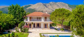 Spacious villa with 5 bedrooms and private pool located close to Alykes