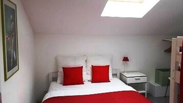 2 slaapkamers, een strijkplank/strijkijzer, reisbedje, gratis wifi