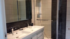 Shower, hair dryer - Cosy apartment in an authentic setting at the foot of the Basque mountains. (Ascain)