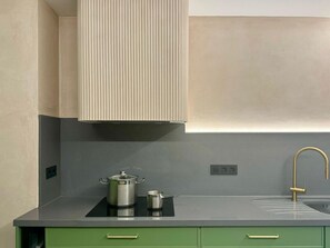 Frigorífico, microondas, horno y placa de cocina