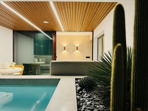 Unclassified image, 3 of 25, button