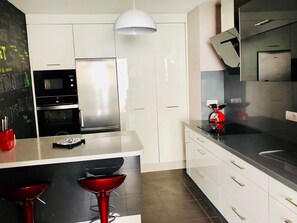 Frigorífic, microones, forn i placa de cuina