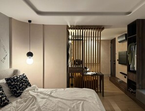 Unclassified image, 5 of 25, button