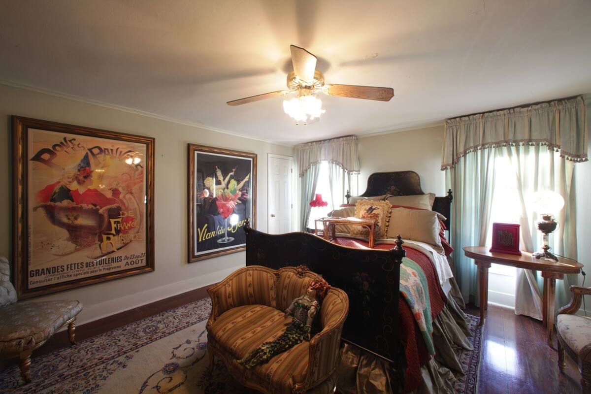 Suite, 1 Queen Bed (Folie) | Iron/ironing board (on request), individually decorated