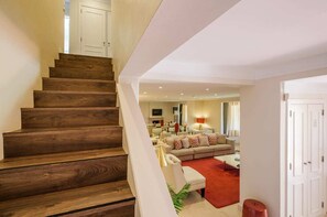 Interior - Seafront Beach Villa - Unit 1 by Portugal Portfoli (Cascais)