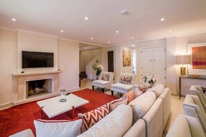 TV - Seafront Beach Villa - Unit 1 by Portugal Portfoli (Cascais)