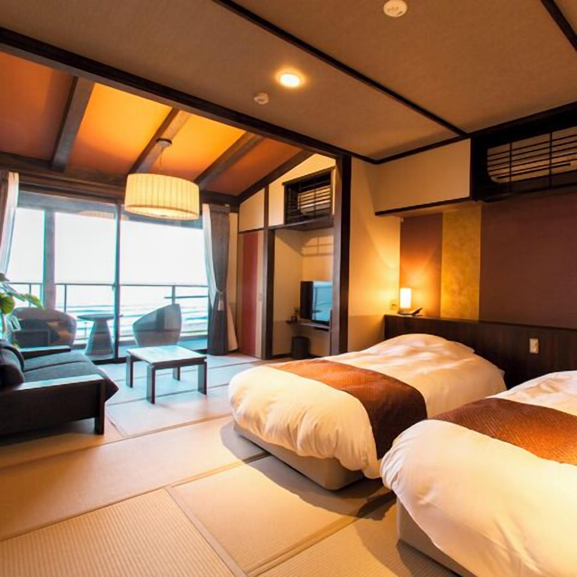 Une chambre d’hôtel avec un grand lit, un canapé, une petite table et un téléviseur.