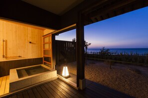 Deluxe suite, privébadkamer (Japanese Style,"KANADE" Open-air Bath) | Badkamer | Een aparte badkuip en douche, een bronwaterbad, gratis toiletartikelen