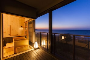 Executive suite, privébadkamer (Japanese Style,"YUUHO", Open-air Bath) | Badkamer | Een aparte badkuip en douche, een bronwaterbad, gratis toiletartikelen