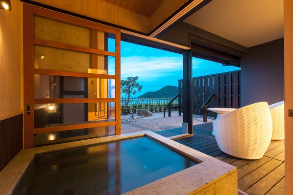 Eenvoudige suite, privébadkamer (Japanese Style, “KAZAHA” “YASO") | Badkamer | Een aparte badkuip en douche, een bronwaterbad, gratis toiletartikelen