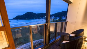 A balcony with a view of the sea and a wooden deck. - Yusai Resort HIBIKI (Kyotango)