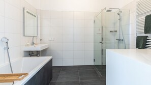 Kylpyamme, hiustenkuivaaja, pyyhkeet
