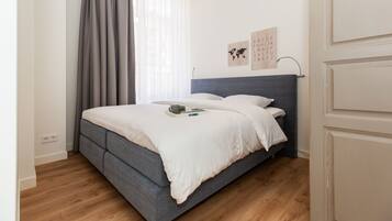 2 slaapkamers, een strijkplank/strijkijzer, internet, beddengoed