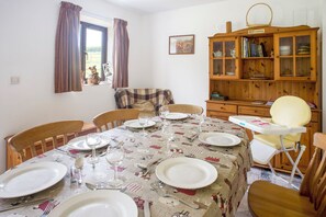 Dining - Disabled and family friendly bungalow on working farm in East Sussex countryside (Mayfield)
